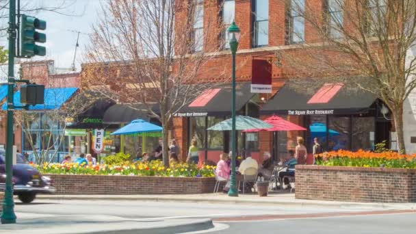 Eklektisk Main Street Corner Våren Hendersonville Med Människor Som Går — Stockvideo