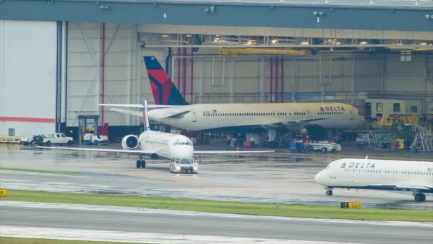 Delta Airlines Hangar Parked Commercial Passenger Airplane Other Delta Jets — Stock Video