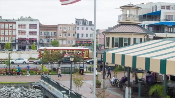 New Orleans Streetcar Passeert Mississippi River Side Aan Canal Street — Stockvideo