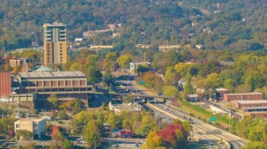 Trafik Sonbahar Renkli Ağaçlar Geçen Sonbahar sırasında Güneşli Bir Günde Interstate 240 Bitişik Downtown Kenarında Asheville Nc Şehir Görünümü
