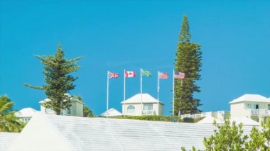 St Georges Bermuda Featuring Bermudan Mimarisi Yeşil Ağaçlar ve Berrak Mavi Gökyüzü Arka Plan Uluslararası Bayraklı Bir Otel Binası