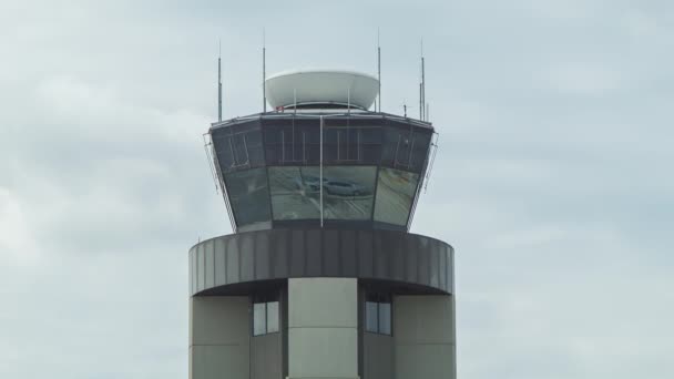 Primer Plano Torre Atc Control Tráfico Aéreo Aeropuerto Internacional Louis — Vídeo de stock