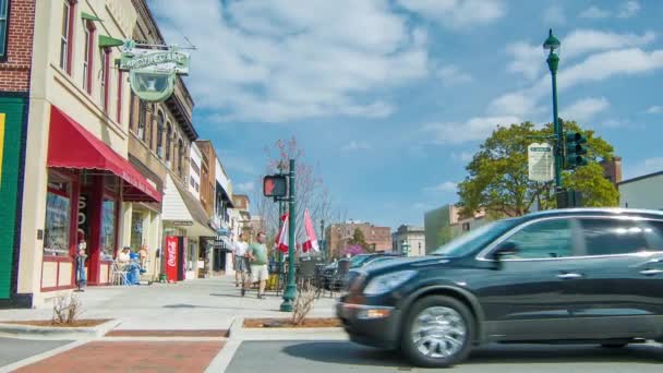 亨德森维尔 北卡罗来纳州主要街道活动在蓝岭山脉历史悠久的市中心角 — 图库视频影像