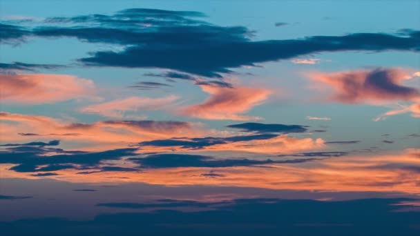 Теплые Оранжевые Циррусовые Облака Холодном Голубом Небе Большой Высоте Над — стоковое видео