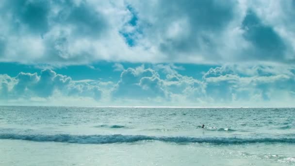 Человек Плавающий Один Огромном Океане Бермудском Треугольнике Фоне Величественного Облака — стоковое видео