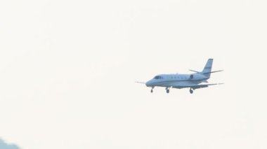 A White Private Business Jet Batı Kuzey Carolina Dağları Sunset de Asheville Bölgesel Havaalanı Avl iniş için son yaklaşım