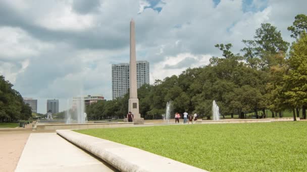 Úttörő Emlékmű Obeliszk Hermann Parkban Houstoni Texas Zöld Látogató Turisták — Stock videók