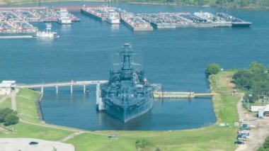 Battleship Texas Texas Sunshine ile bir günde Houston Tx Nakliye Kanalı Mavi Su ile San Jacinto Memorial üstünde Gözlem Güvertesi görüldü