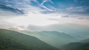 Asheville, Nc yakınlarındaki Parlak Beyaz Cennet gibi Parlayan Güneş ile Hızlı Hareketli Sis, Sis ve Bulutlar ile Appalachia Mistik Dumanlı Dağlar.