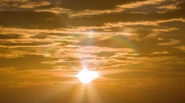 Bulutlar ile Projekting Rays ve Flares ile Majestic Bronz Renkli Gündoğumu