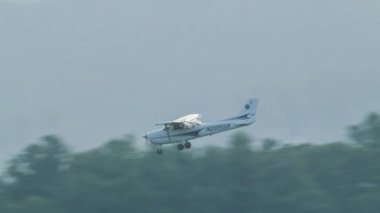 Batı Kuzey Carolina Blue Ridge Dağları Asheville Bölgesel Havaalanı'nda bir Touch ve Go Gerçekleştiren bir Cessna Hafif Uçak ile Özel Pilot İniş Eğitimi