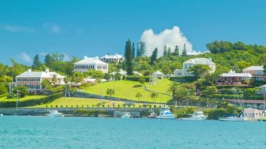 Bermuda Hamilton Limanı Karşısında Bir Görünüm Güneşli Bir Günde Hamilton City görüldü Bir Mavi Gökyüzü Lush Greenery ve Tropikal Su Sunshine Dolu bir Gün featuring