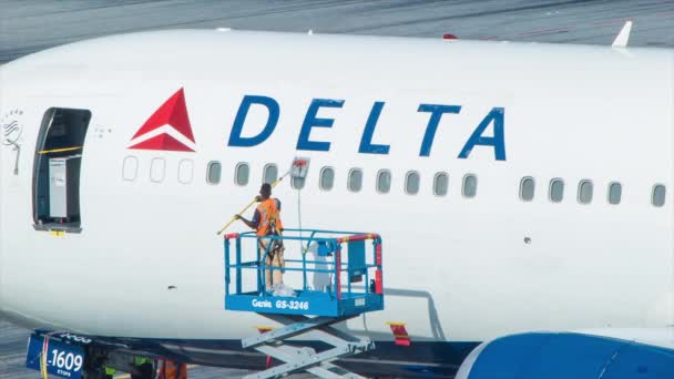 Zbliżenie Zewnątrz Delta Airlines Samolot Jest Czyszczone Przez Naziemnych Pracowników — Wideo stockowe