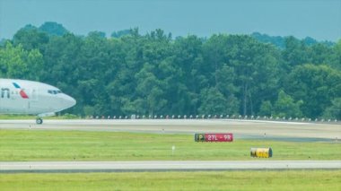 American Airlines Boeing 737-823 Hartsfield-Jackson Atlanta Uluslararası Havaalanı'nda Taksicilik Kısa Bir Sunny Summers Day Yeşil Çim ve Ağaçlar mavi gökyüzü ile featuring Varıştan sonra