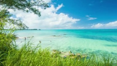 Bermudan Sahili'nde Bir Tropik Ada Sahnesi Mavi Gökyüzünde Güneş ve Beyaz Bulutlar ile Pastoral Bir Günde Yüzme İnsanlar ile Turkuaz Sular Arasında Panning