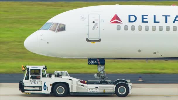 Towed Delta Airlines Commercial Passenger Airplane Close Green Grass Background — Stock Video