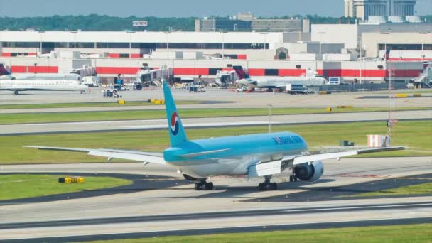 대한항공 777 여객기가 하츠필드 애틀랜타 국제공항에 착륙한 활주로에서 택시로 — 비디오