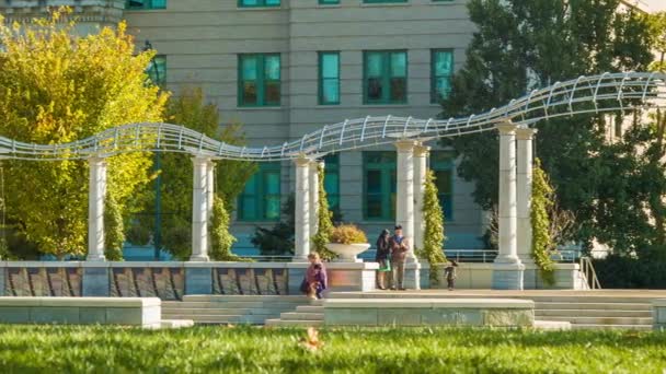 Туристи Які Відвідують Насолоджуючись Пак Квадратних Парку Центрі Міста Asheville — стокове відео