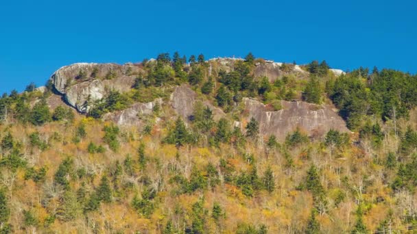 Lentamente Acercándose Gente Que Está Parada Cima Montaña Del Abuelo — Vídeos de Stock