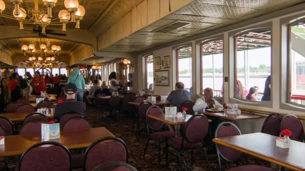 ニューオーリンズ フレンチ クォーターからミシシッピ川の風光明媚な観光クルーズ中に歴史的な蒸気船ナッチパドルボートの中の人々 — ストック動画