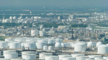 Sıcak ve Güneşli Teksas Günü Houston Tx Deer Park Sanayi Bölgesi Engin Petrol Rafinerileri ve Kimyasal Bitkiler Across Panning