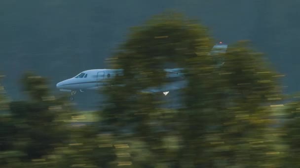 Asheville Bölgesel Havaalanı Avl Bir Özel Jet Landing Dusk Batı — Stok video