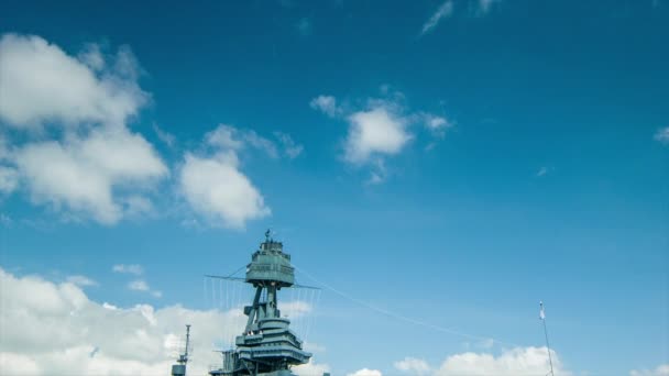 Przechylanie Się Błękitnego Nieba Białymi Chmurami Zabytkowy Pancernik Texas Słoneczny — Wideo stockowe