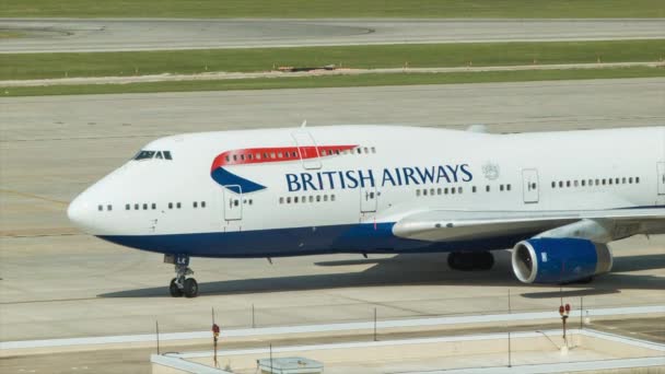 British Airways Boeing 747 Avvicina Terminal Internazionale Gate All Aeroporto — Video Stock