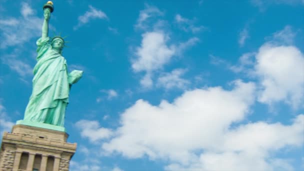 Panning Blue Sky Cheio Nuvens Brancas Estátua Liberdade Com Estátua — Vídeo de Stock