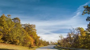 Asheville yakınlarındaki bir Karşılama İşareti ile Blue Ridge Parkway Girerken Motosiklet Turistler, Appalachian Dağları'nda bir Erken Sonbahar Sabahı Kuzey Carolina