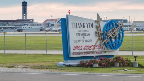 Новый Орлеан Louis Armstrong Airport Signage Close Passing Traffic Dusk — стоковое видео