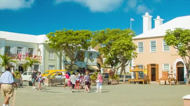 游客探索圣乔治镇广场在百慕大的英国岛领土在阳光明媚的日子与绿树和蓝天 — 图库视频影像