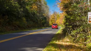 Blue Ridge Parkway Üzerinde Seyahat Araçlar Büyükbaba Dağı yakınlarındaki bir Overlook işareti geçmiş, Nc Sonbahar Renkli Yaprakları ile güneşli bir günde