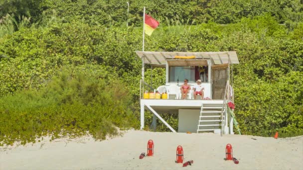 Lifeguards Bermuda Sitting Lifeguard Tower Observing Horseshoe Bay Beach Sunny — Stock Video