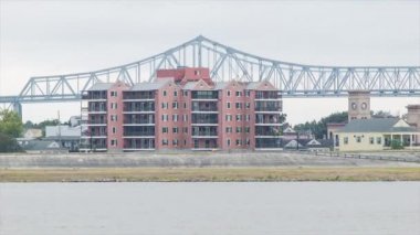 Nola Fransız Mahallesi'ni Geçerken Mississippi Nehri üzerindeki bir tekneden New Orleans Köprüsü ve Bina Manzaraları