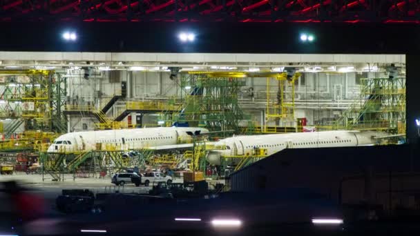 Commerciële Vliegtuig Hangar Nachts Grenzend Aan Een Landingsbaan Met Twee — Stockvideo