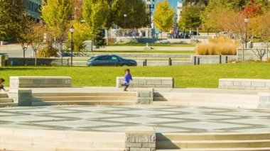Asheville Nc Pack Square Park'a Güneşli Bir Sonbahar Sabahı Nda Çocuklar Mavi Gökyüzünün Önünde Sonbahar Renkli Yaprakları ve Simgesel Yapılarla Koşuyor ve Bitiyor