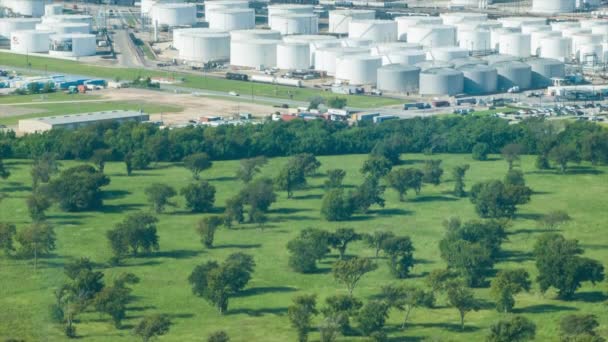 Inclinándose Desde Exuberante Naturaleza Verde Hasta Las Refinerías Petróleo Houston — Vídeo de stock