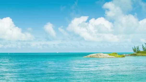 Une Île Exotique Située Dans Les Eaux Tropicales Avec Eau — Video