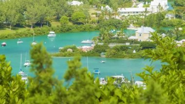 Binalar ile Yeşillik Dolu Adalar Arasında Yuvalanmış Turkuaz Su İçeren Tekneler ile Bermuda Adası Su Yolları Telefoto Görünümü