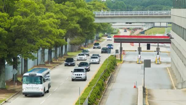 駐車場に隣接するアトランタ国際空港に入る車両 公共交通機関のバスと自家用車を含む — ストック動画