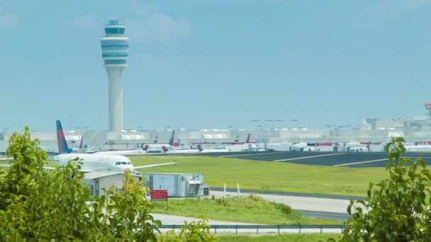 Torre Controle Aeroporto Internacional Atlanta Distância Com Avião Comercial Passageiros — Vídeo de Stock