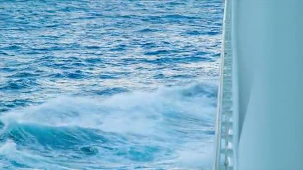 蓝水海洋水涨船撞撞游轮船体从白钢溅水的特写 — 图库视频影像