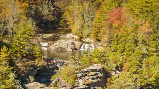 Människor Stående Toppen Utsikt Över Linville Falls Nära Farfar Mountain — Stockvideo