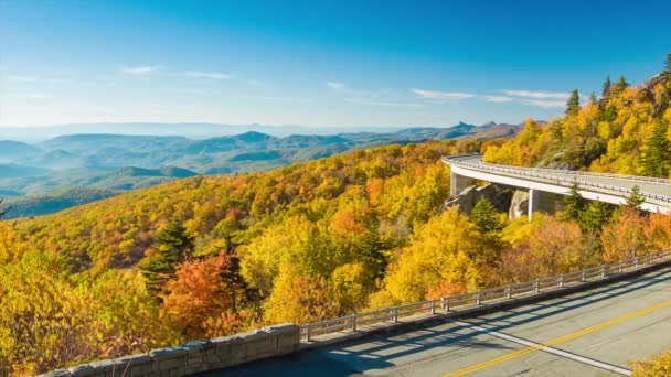 レイヤードブルーリッジ山脈からリンビルNc近くの祖父山のリンコーブ高架橋まで 秋の紅の木々と青い空に囲まれた晴れた秋の朝の車両交通 — ストック動画