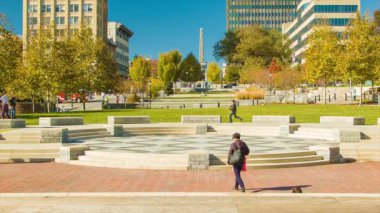 Asheville Nc Downtown Bir Sahne Sonbahar Renkli Ağaçlar Binaları ve Mavi Gökyüzü Önünde Vance Anıtı Zevk İnsanlar ile Pack Square Park Sonbahar