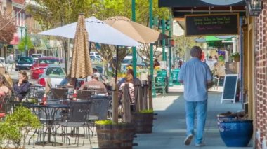 Batı Kuzey Carolina Blue Ridge Dağları Hendersonville Nc City Sunshine ve Canlı Bahar Renkleri ile Bir Gün Bir Dış Cafe Oturan ve Yürüyüş İnsanlar ile Kaldırım Sahnesi.