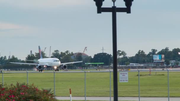 Ein Airbus Der Delta Airlines A319 114 Hebt Der Dämmerung — Stockvideo