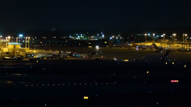 Dunkle Nacht Internationalen Atlanta Flughafen Mit Verkehrsflugzeugen Die Den Schwarzen — Stockvideo