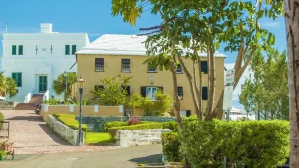 Bostadsgator Staden George Bermuda Solig Dag Med Historisk Arkitektur Grön — Stockvideo